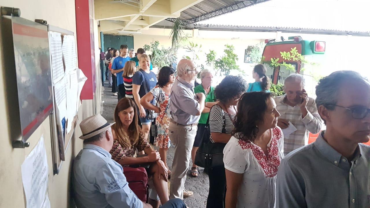 Moradores e trabalhadores da região concentrados aguardando momento da votação 